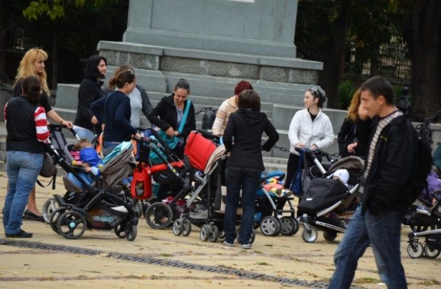 Варненски майки се вдигнаха на протест пред общината