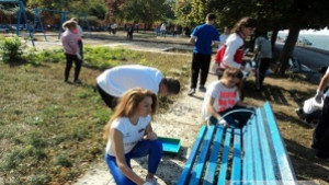 Младежи обновиха площадката на кея и почистиха района