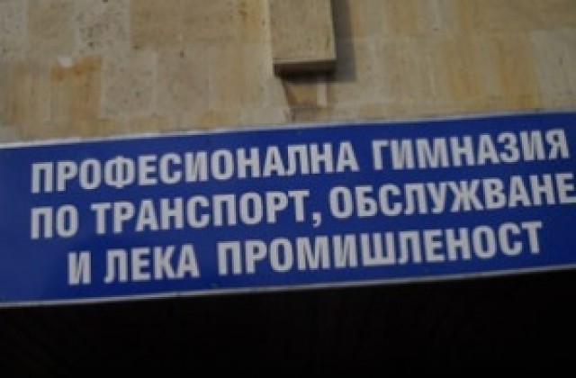 Наказаха със самостоятелно обучение циганите, изгаврили се с велики българи