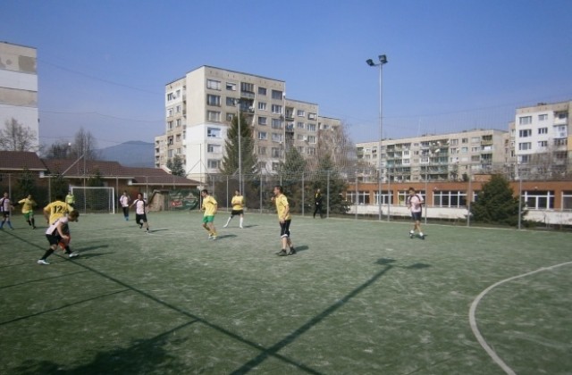Игрище за мини-футбол с осветление в училище в Прослав