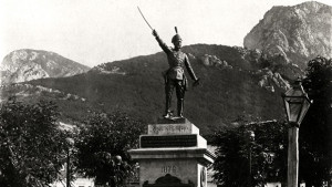 Фенове искат ново преместване на паметника на Христо Ботев