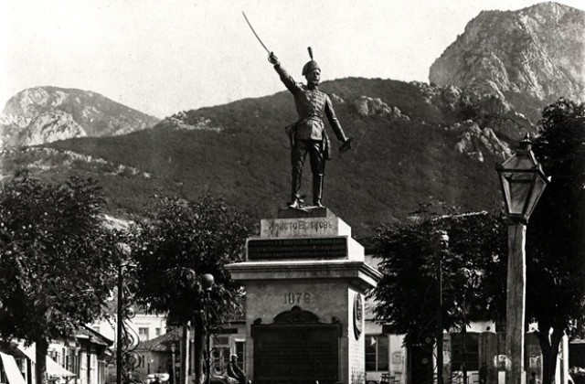 Фенове искат ново преместване на паметника на Христо Ботев