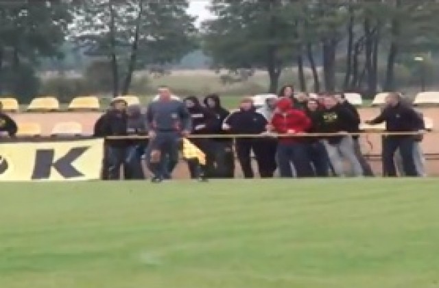 ВИДЕО: Полски фенове тровят живота на страничен съдия