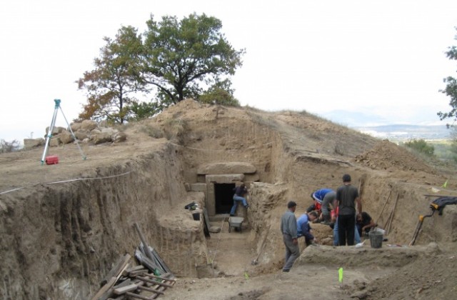 Ритуални есхари и амфори се откриха в могилата край Бузовград