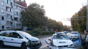 Пътен инцидент с полицейска кола се размина без жертви
