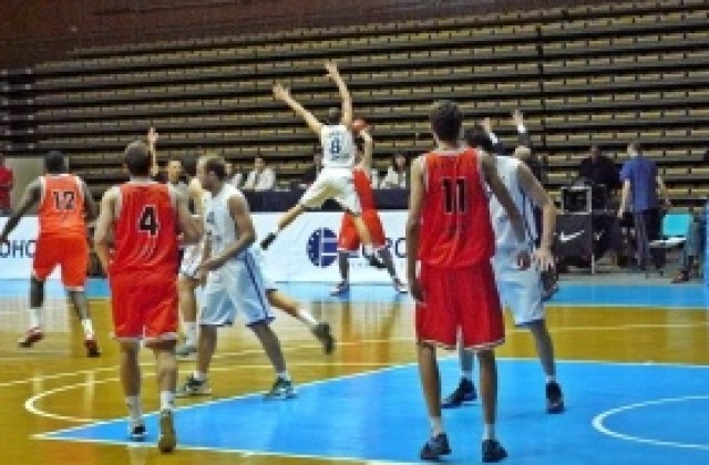 СНИМКИ: Хърватски тийнейджъри измъчиха Левски в София