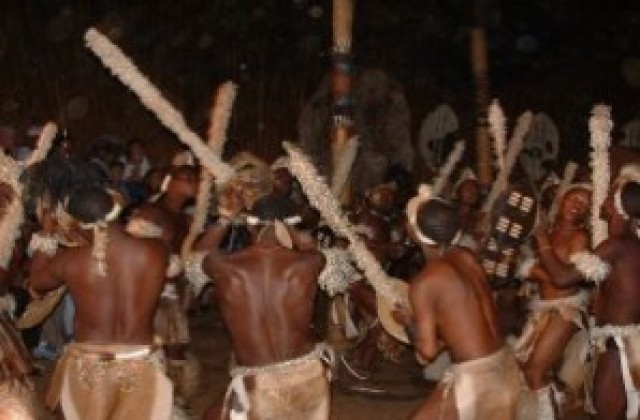 Зулуси от Южна Африка и пловдивски деца танцуват заедно