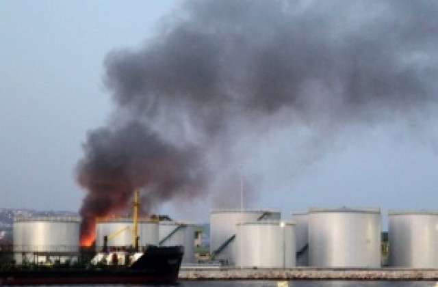 Пожар горя до петролна база под Аспарухов мост