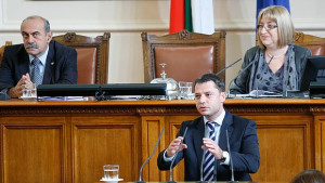 Депутатите обсъждат въпроса за референдума