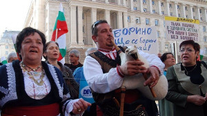 Девинци не се отказват от протестите дойдоха с гайди в