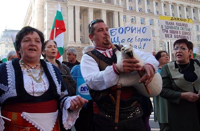 Девинци не се отказват от протестите, дойдоха с гайди в София