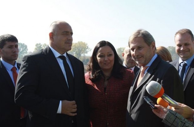 Еврокомисар ни хвали за магистралите, впечатли се от шофьорските умения на Борисов