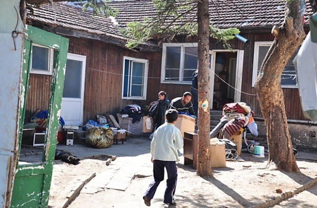 Събарят бараките на ул.Райна Княгиня