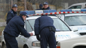 Глобиха румънка за удар с чанта по полицай