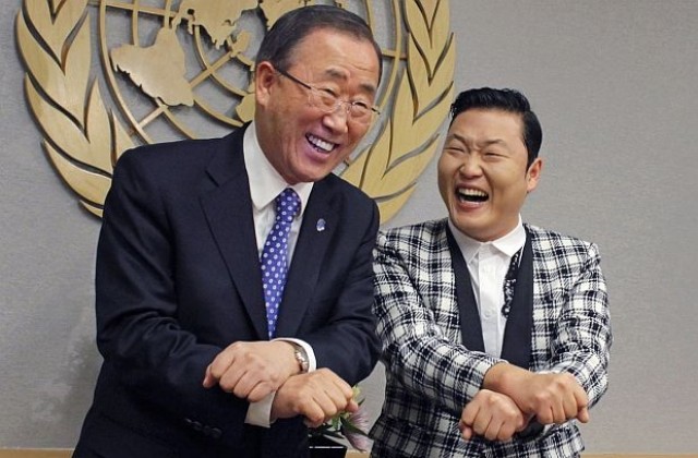 Бан Ки-мун на уроци по Gangnam Style