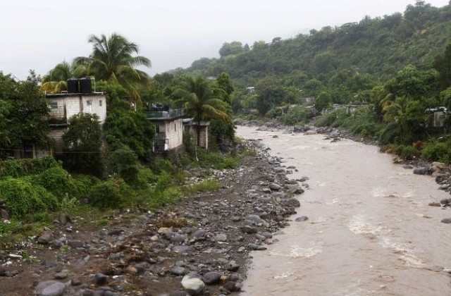 Ураганът Санди се формира и заплашва Ямайка, Куба и Бахамските острови