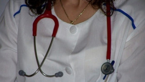 Вдигат заплатите на училищни лекари и социални работници