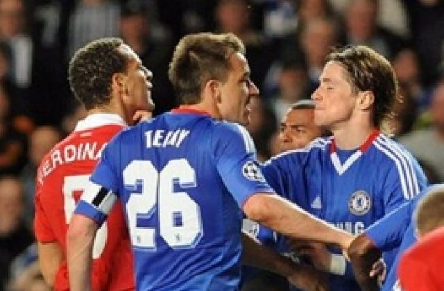 Рио Фърдинанд се здрависва с Тери и Коул?