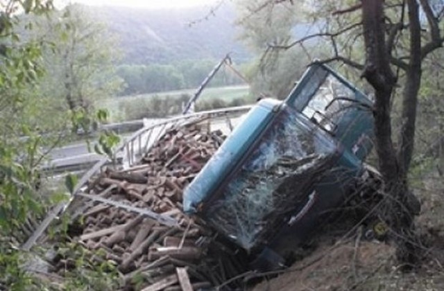 ТИР с дърва за Гърция катастрофира в Кресненското дефиле