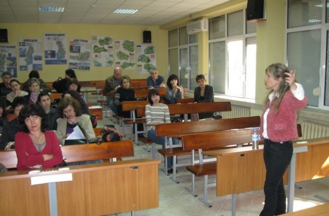 Мадлен Алгафари се срещна с преподавателите в СОУИван Вазов