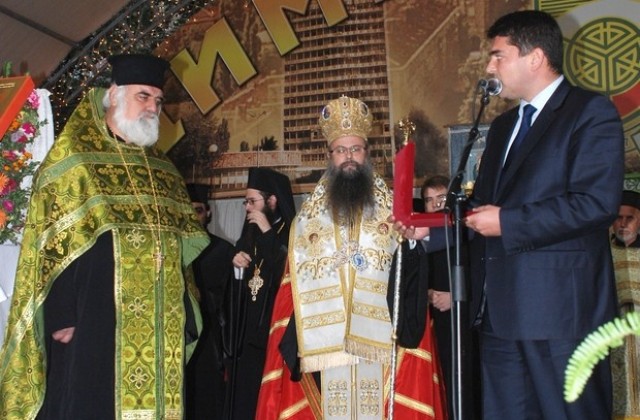 Връчиха почетния знак на Димитровград на отец Георги с благослова на митрополит Николай