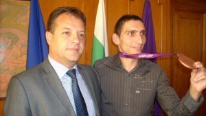Кметът подари значката и флага на В Търново на бронзовия
