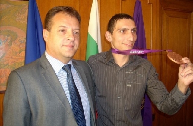 Кметът подари значката и флага на В. Търново на бронзовия параолимпиец Радослав Златанов