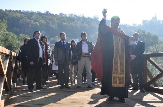 Осветиха реставрирания Владишки мост в чест на Димитровден