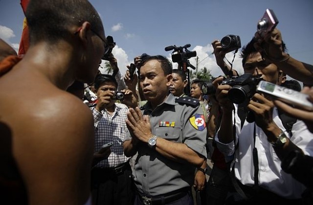 Над 100 души загинаха при сблъсъци на религиозна основа в Мианма