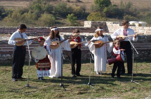 Стотици се събраха на празника „Преданието на виното“ в село Дренково