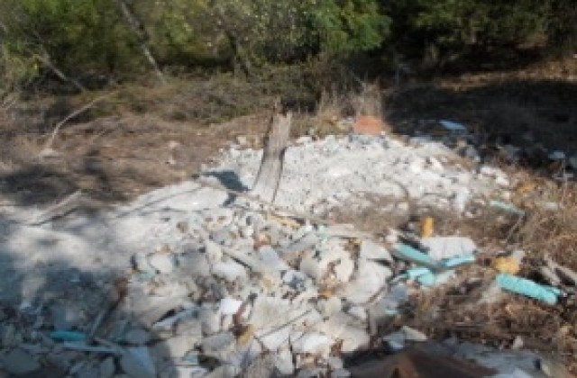 Проверяват строително сметище, изникнало на скат в Галата