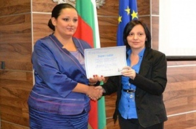 Министър Лиляна Павлова лично награди служител на Община Г. Оряховица