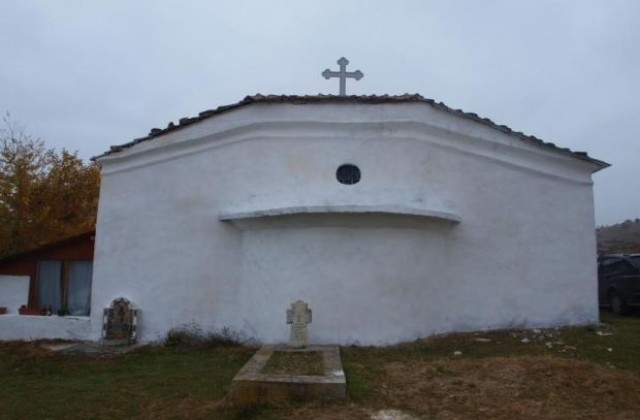 Миряни се събират край манастира „Св. Архангел Михаил” край Брестово