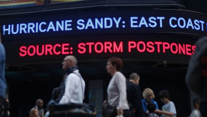 Ураганът Санди помага на Мит Ромни