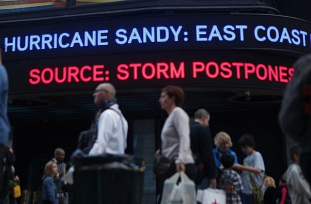 Ураганът Санди помага на Мит Ромни