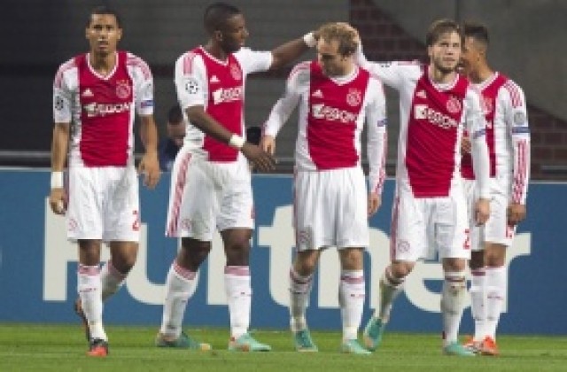 ВИДЕО: С човек по-малко Аякс не издържа срещу Фейенорд в холандското дерби