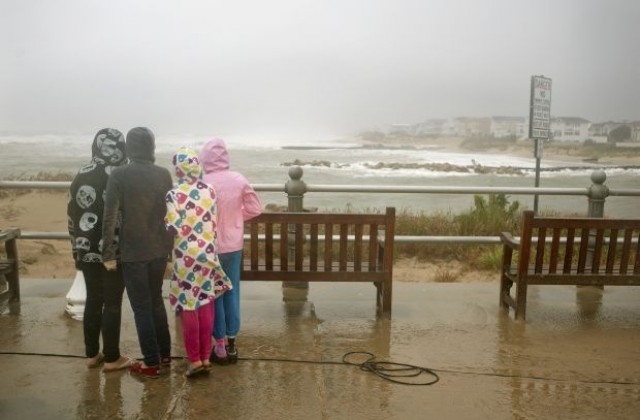 Транспортът в Ню Йорк спря заради Санди, стотици хиляди се евакуират