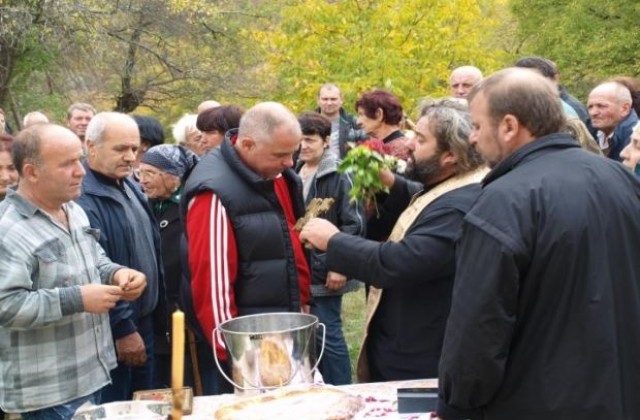 Миряни почетоха Св. Архангел Михаил край Брестово