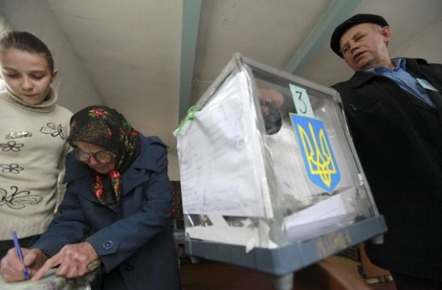 В Украйна партията на Янукович е начело