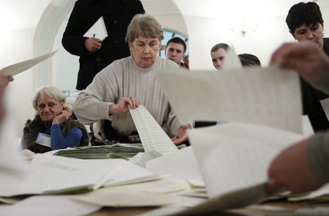 Партията на Янукович води на парламентарните избори в Украйна