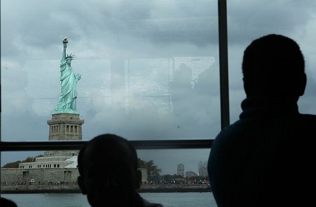 Посетителите на Статуята на Свободата ще трябва да изчакат преминаването на урагана