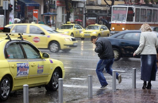 Заваляха сигналите на телефон 112 след падналия дъжд