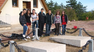 Ученици почистиха паметните плочи на трима кавалеристи