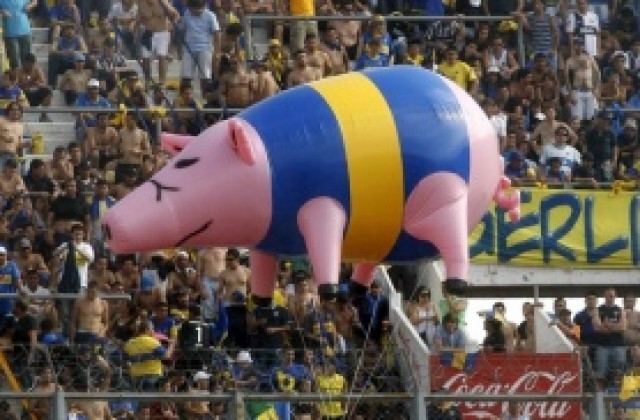 Феновете на Ривер издигнаха надуваемо прасе, нарекоха го на името на звезда на Бока