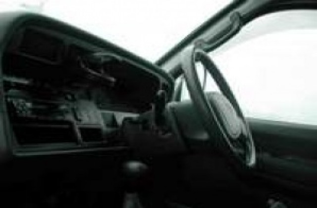 Неизвестни трошат стъкла на автомобили