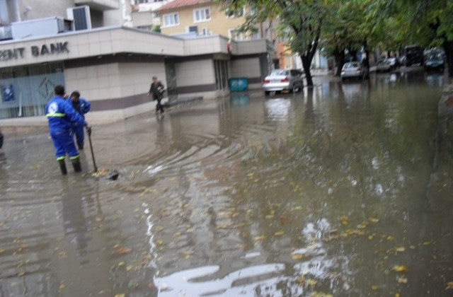 Нормализира се обстановката в Сливен след проливния дъжд