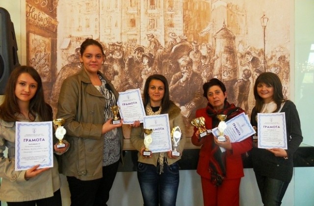 Ученици от Хуманитарна гимназия с награди от престижен конкурс по журналистика