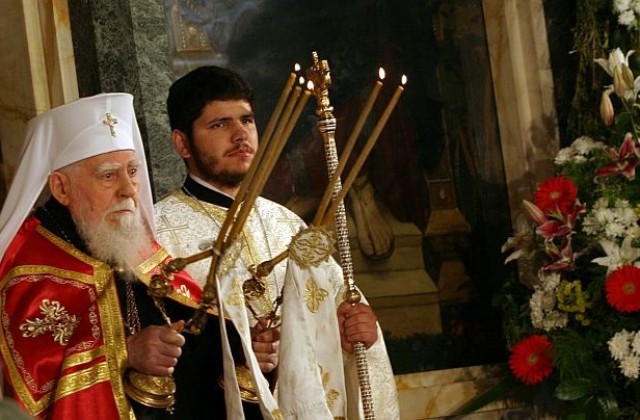 На рождения си ден българският патриарх продължава да е в реанимация
