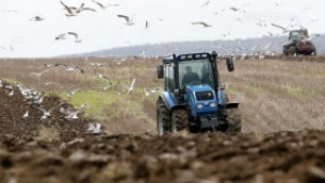Правителството обрича земеделците на ниски добиви и фалити според партията