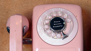 Измамници звънят и посред нощ баба им се върза